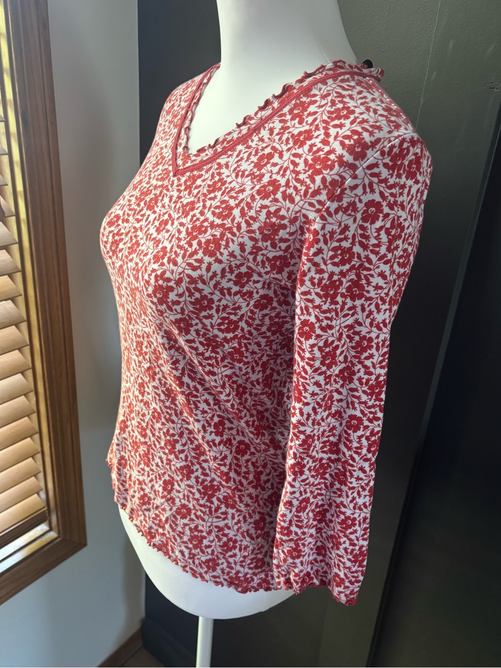 Y2K Liz Claiborne Red Floral Lettuce Hem Long Sleeve Top M - Picture 2 of 8